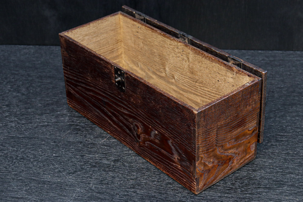 深みを増した古色の色合いから美しい杢目が浮かぶ長方形の道具箱　DC8669