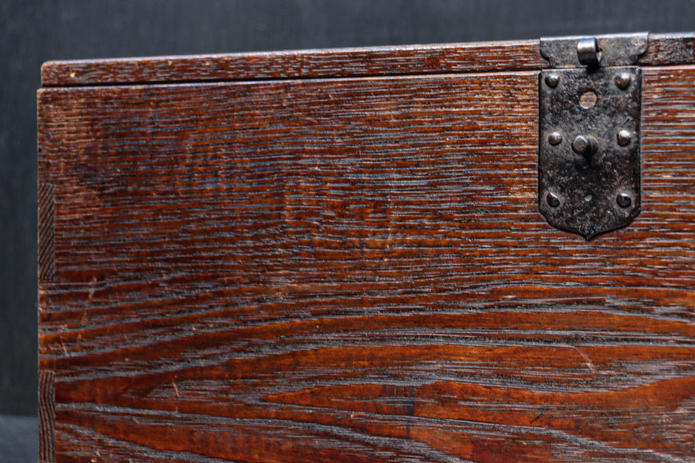 深みを増した古色の色合いから美しい杢目が浮かぶ長方形の道具箱　DC8669