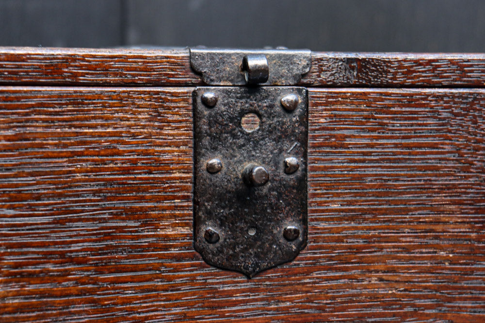 深みを増した古色の色合いから美しい杢目が浮かぶ長方形の道具箱　DC8669