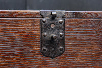 深みを増した古色の色合いから美しい杢目が浮かぶ長方形の道具箱　DC8669