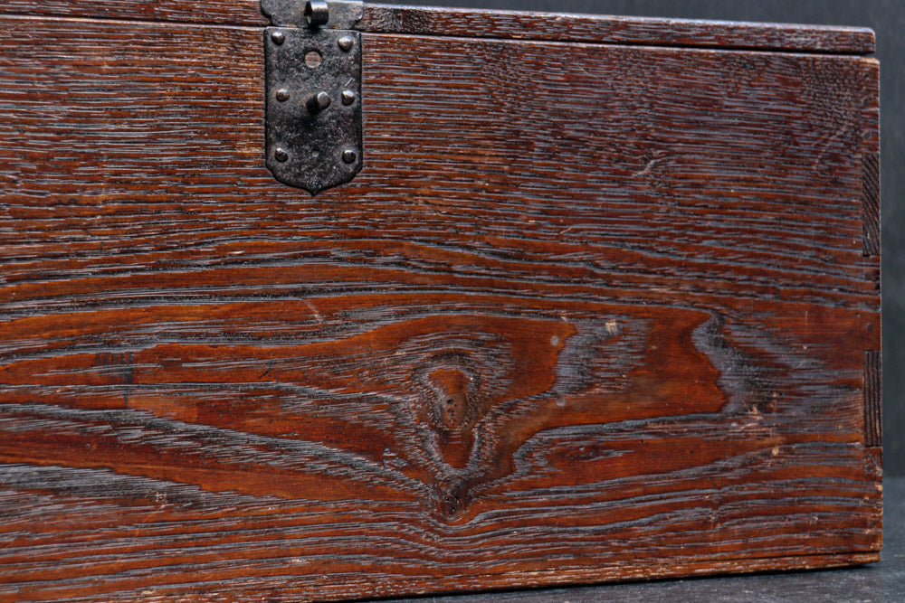 深みを増した古色の色合いから美しい杢目が浮かぶ長方形の道具箱　DC8669