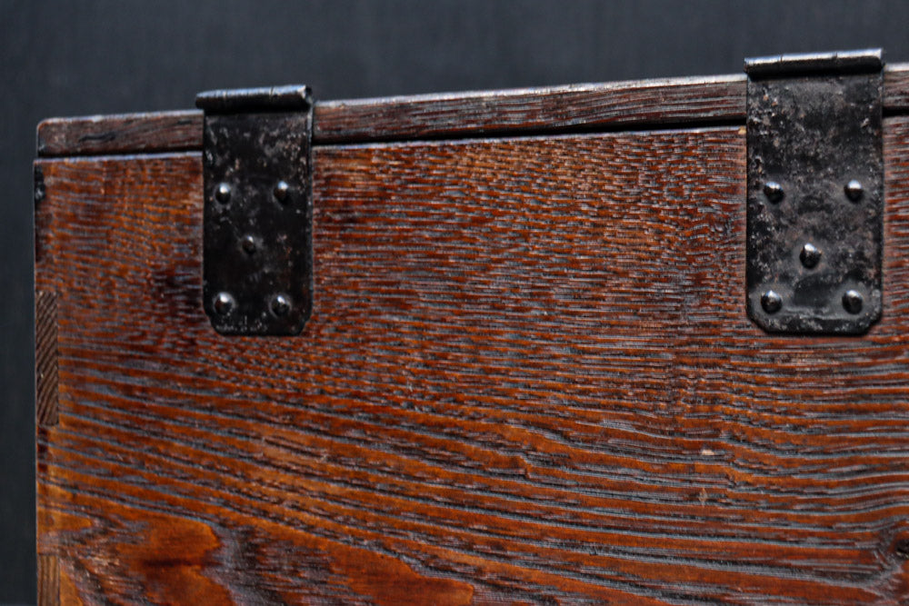 深みを増した古色の色合いから美しい杢目が浮かぶ長方形の道具箱　DC8669