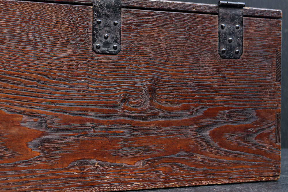 深みを増した古色の色合いから美しい杢目が浮かぶ長方形の道具箱　DC8669