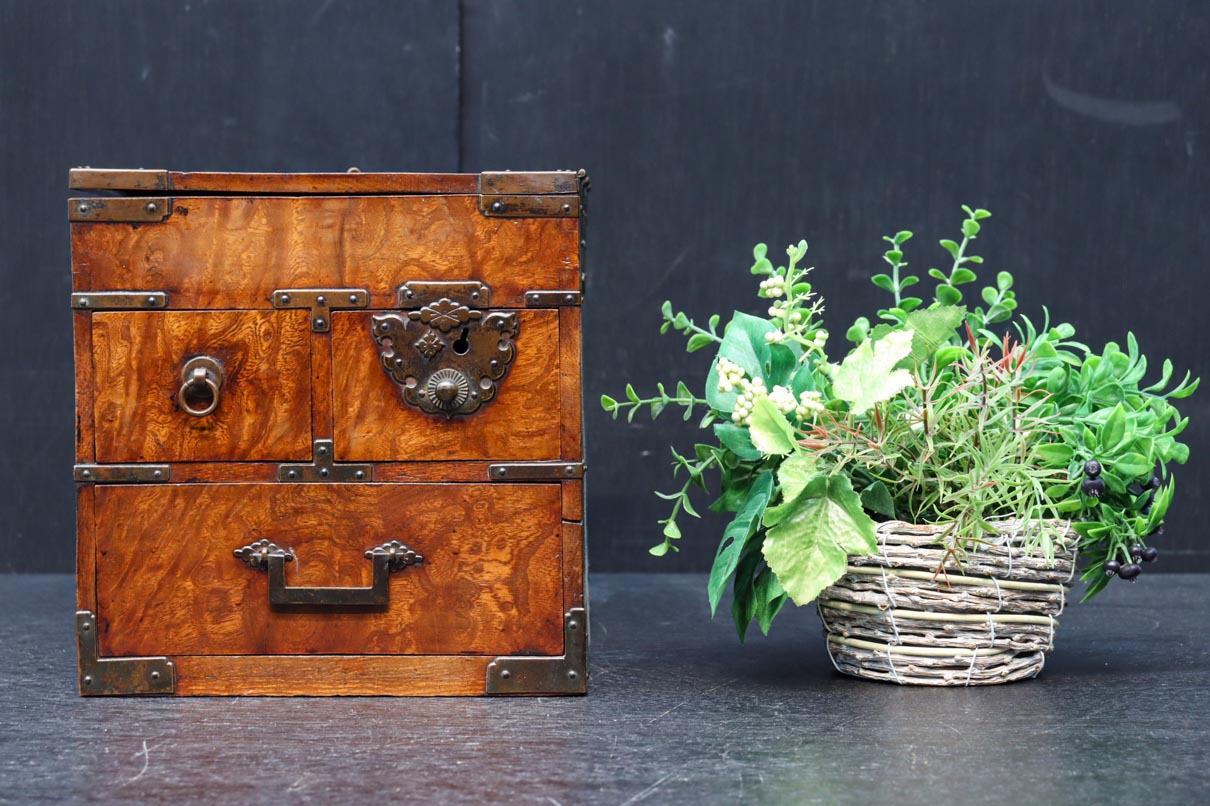 時代の風合いが味わいある色艶の綺麗な酒田硯箱　DC8672