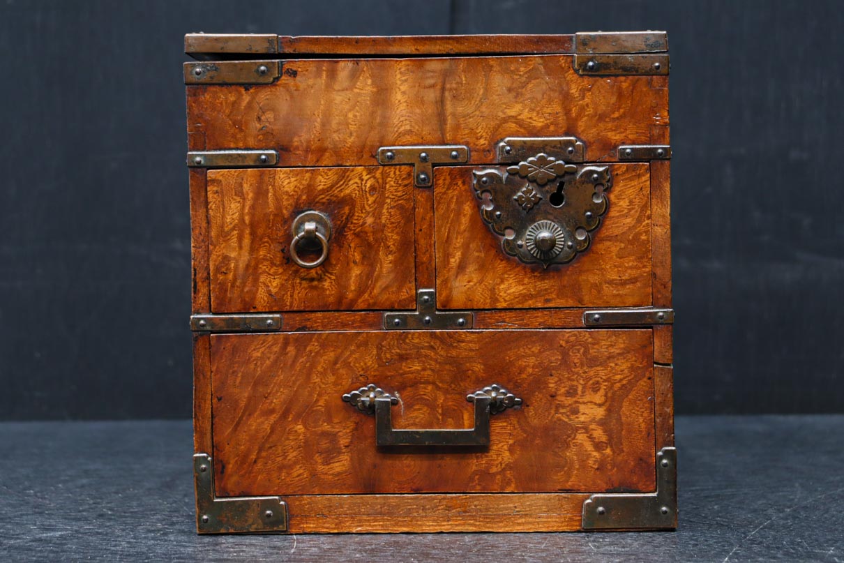 時代の風合いが味わいある色艶の綺麗な酒田硯箱　DC8672