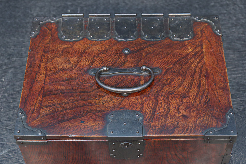 引き出し前面の杢目が美しい風格漂う硯箱　DC8673