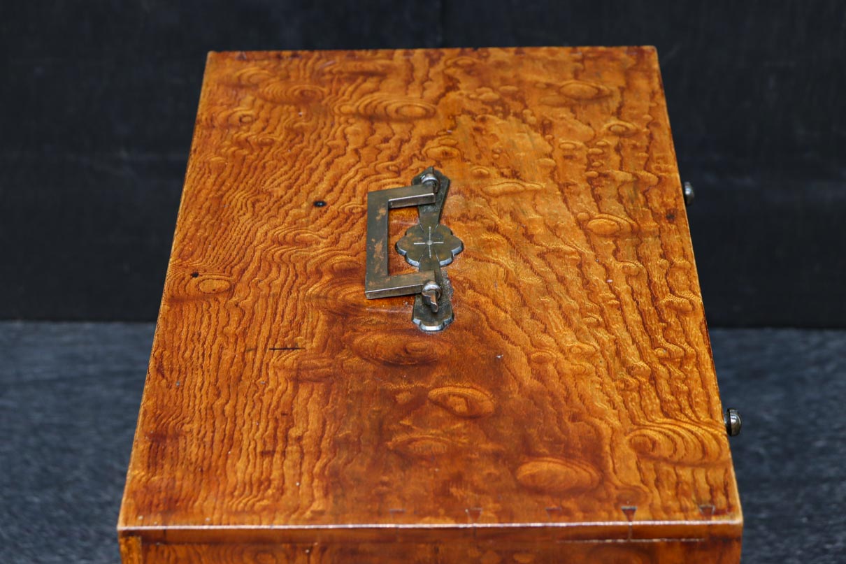 上質な杢目模様の気品ある針箱　DC8674