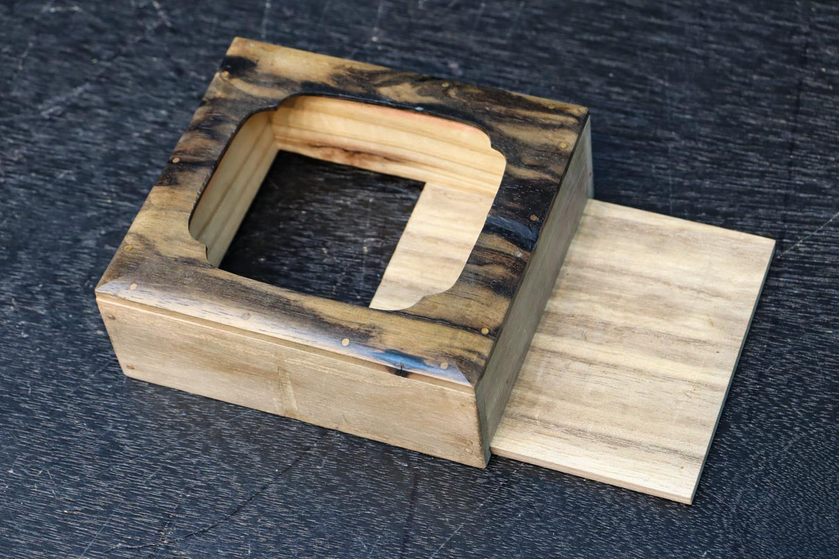 上質な杢目模様の気品ある針箱　DC8674