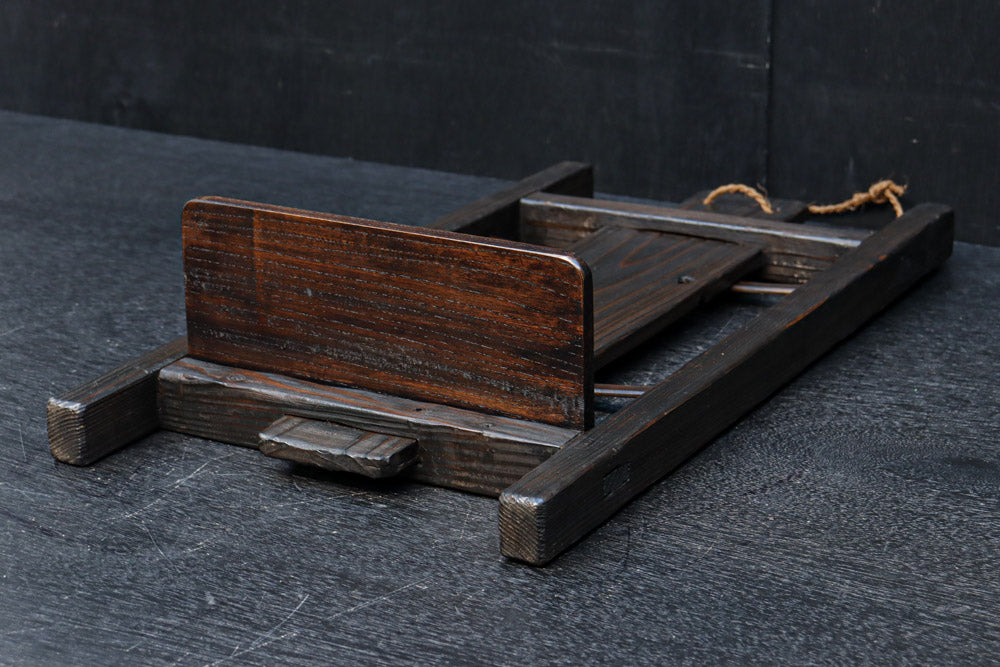 使い馴染んだ古色の風合い豊かな背負子　DC8685