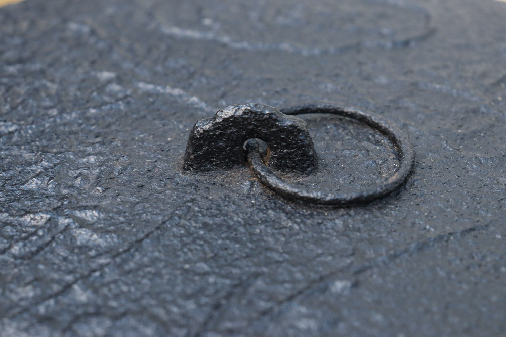 鉄の風合いに縁起の良い絵柄が馴染む消壺　DC8686