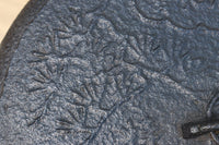 鉄の風合いに縁起の良い絵柄が馴染む消壺　DC8686