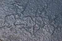 鉄の風合いに縁起の良い絵柄が馴染む消壺　DC8686