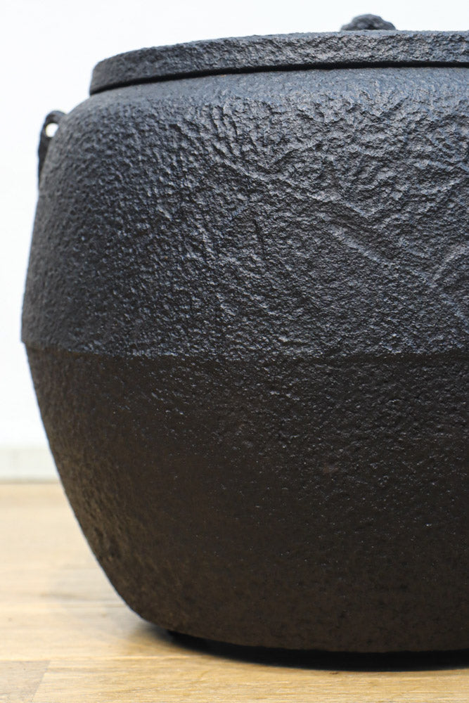 鉄の風合いに縁起の良い絵柄が馴染む消壺　DC8686