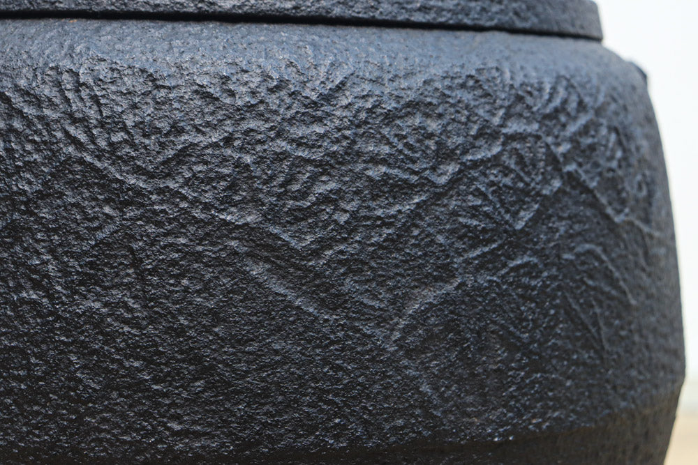 鉄の風合いに縁起の良い絵柄が馴染む消壺　DC8686