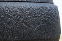 鉄の風合いに縁起の良い絵柄が馴染む消壺　DC8686