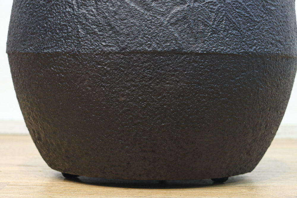 鉄の風合いに縁起の良い絵柄が馴染む消壺　DC8686