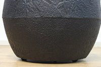 鉄の風合いに縁起の良い絵柄が馴染む消壺　DC8686