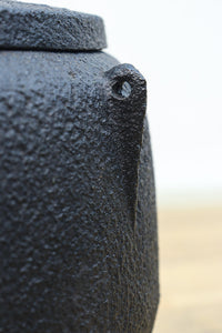 鉄の風合いに縁起の良い絵柄が馴染む消壺　DC8686