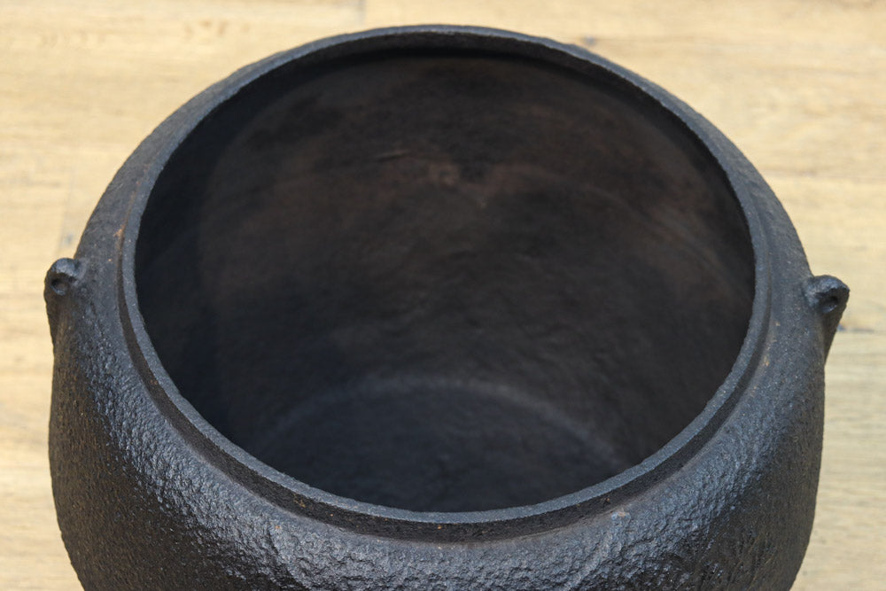 鉄の風合いに縁起の良い絵柄が馴染む消壺　DC8686