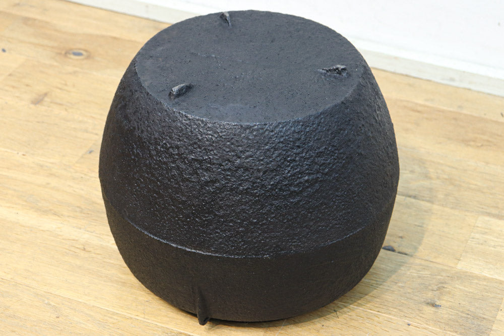 鉄の風合いに縁起の良い絵柄が馴染む消壺　DC8686