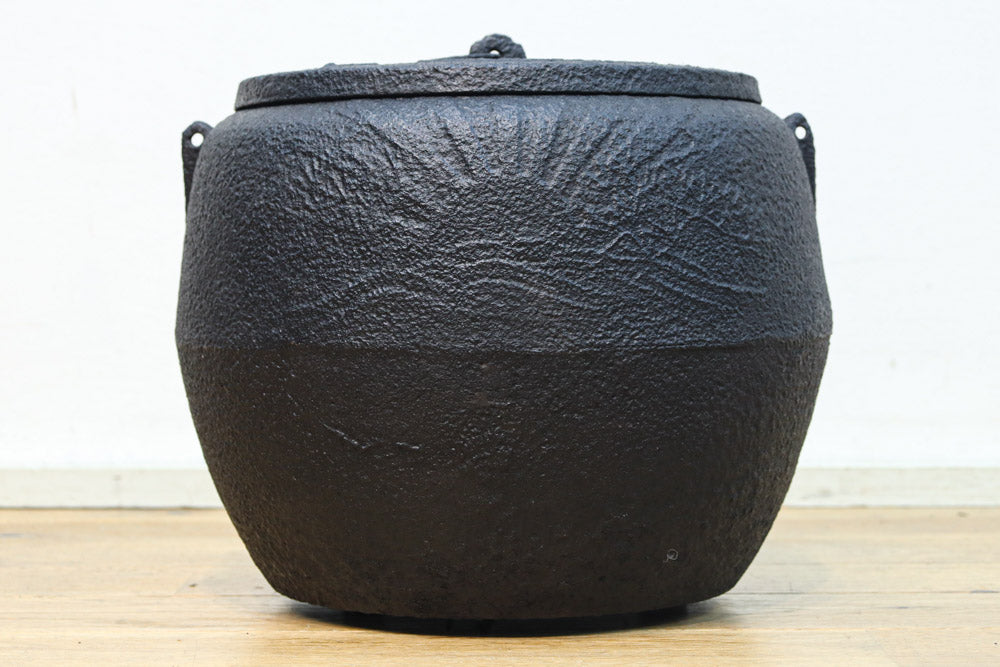 鉄の風合いに縁起の良い絵柄が馴染む消壺　DC8686