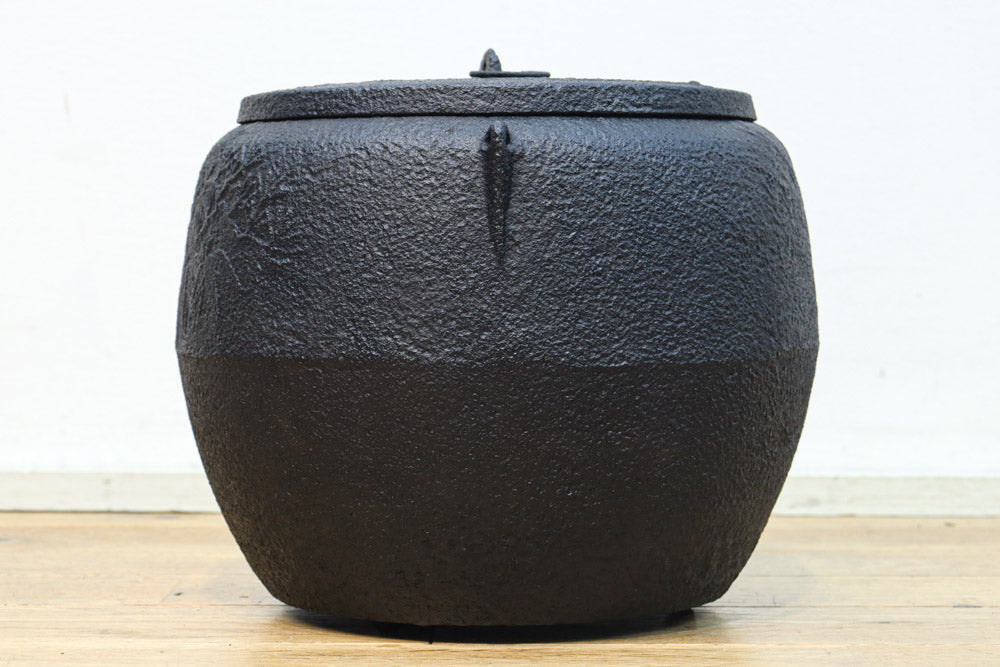 鉄の風合いに縁起の良い絵柄が馴染む消壺　DC8686