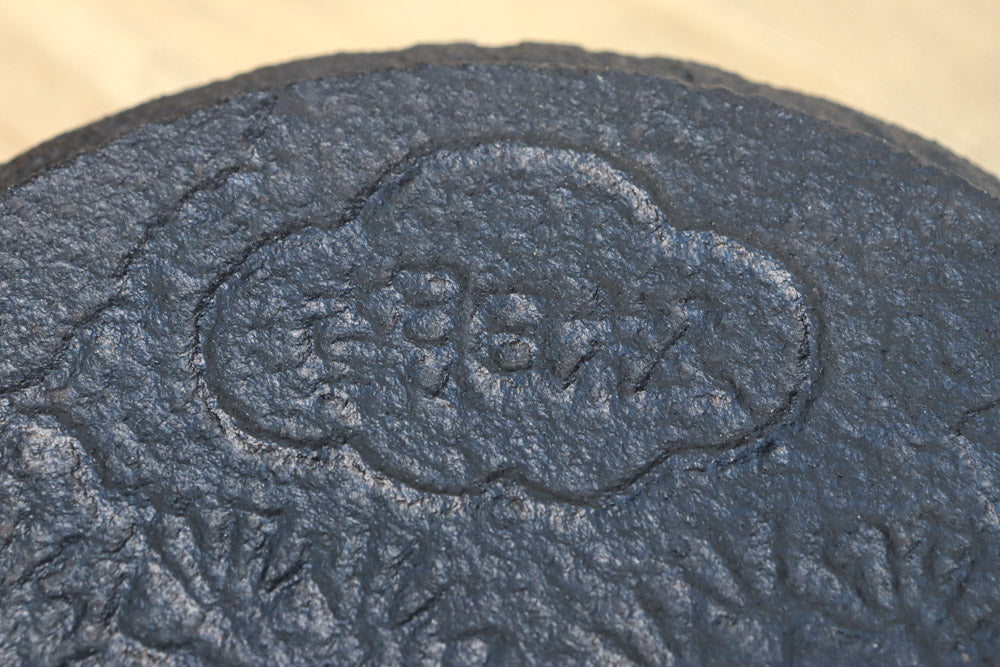 鉄の風合いに縁起の良い絵柄が馴染む消壺　DC8686