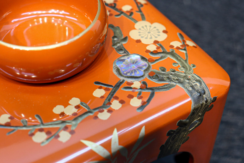 朱漆に添えられた梅の木で風情溢れるお屠蘇セット DC8689 – 古福庵