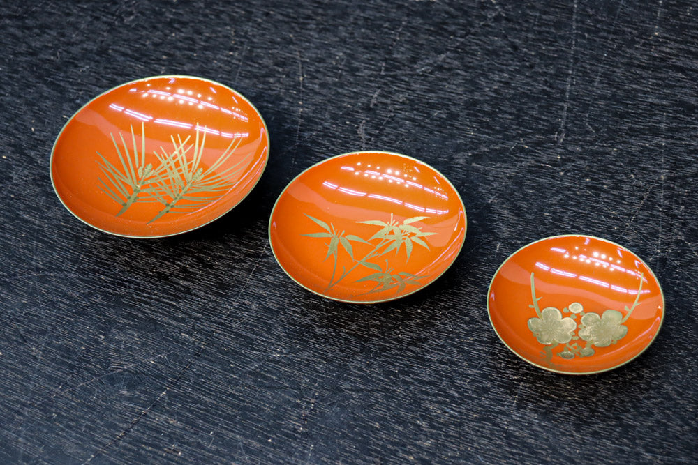 朱漆に添えられた梅の木で風情溢れるお屠蘇セット DC8689 – 古福庵