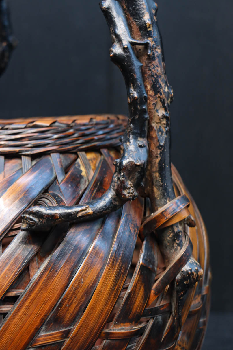 木の枝の持ち手が印象的な自然美ある花カゴ　DC8690