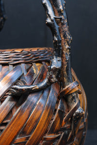 木の枝の持ち手が印象的な自然美ある花カゴ　DC8690