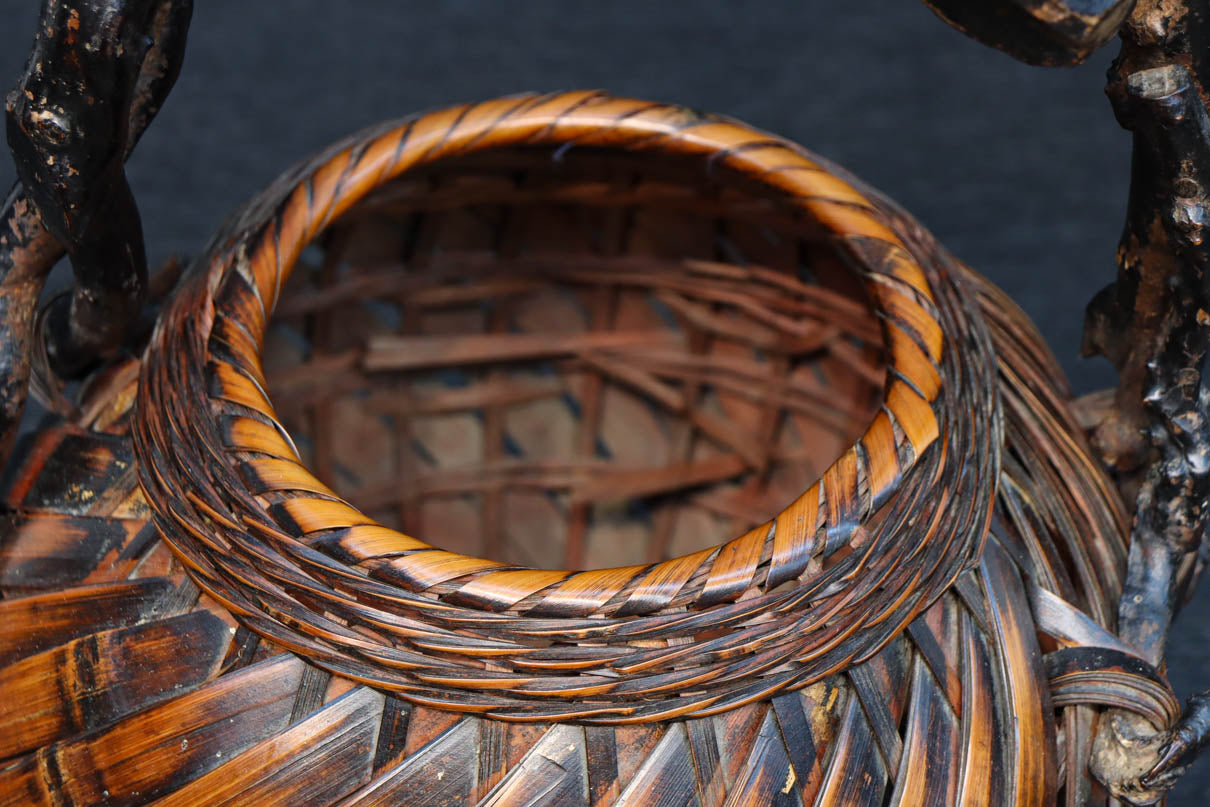 木の枝の持ち手が印象的な自然美ある花カゴ　DC8690