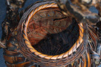 木の枝の持ち手が印象的な自然美ある花カゴ　DC8690