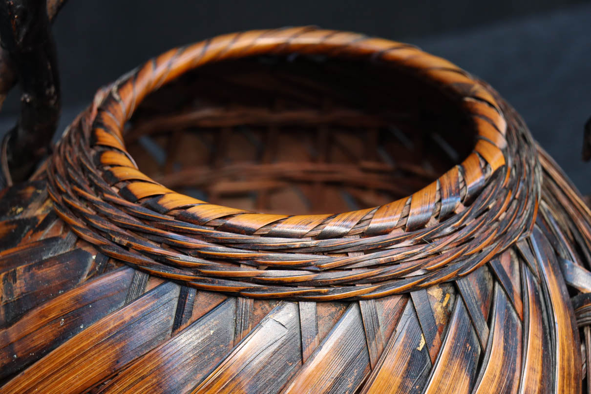 木の枝の持ち手が印象的な自然美ある花カゴ　DC8690