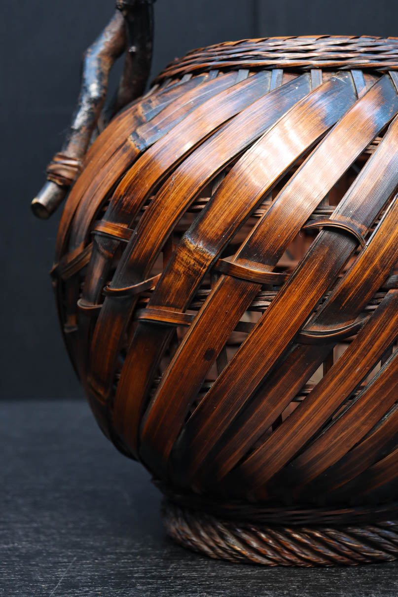 木の枝の持ち手が印象的な自然美ある花カゴ　DC8690