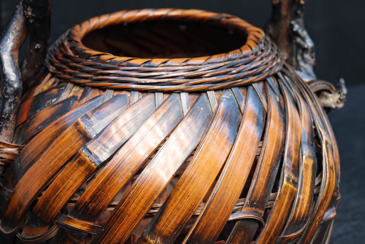 木の枝の持ち手が印象的な自然美ある花カゴ　DC8690