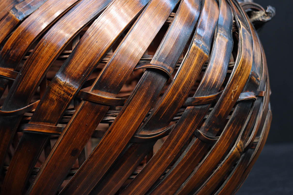 木の枝の持ち手が印象的な自然美ある花カゴ　DC8690