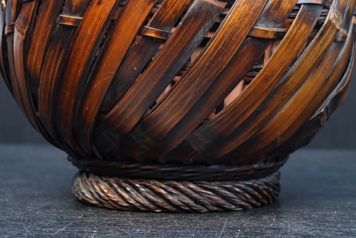 木の枝の持ち手が印象的な自然美ある花カゴ　DC8690