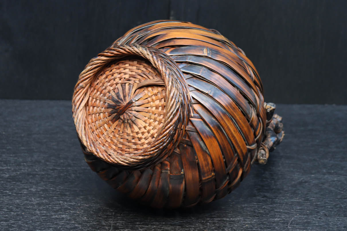 木の枝の持ち手が印象的な自然美ある花カゴ　DC8690