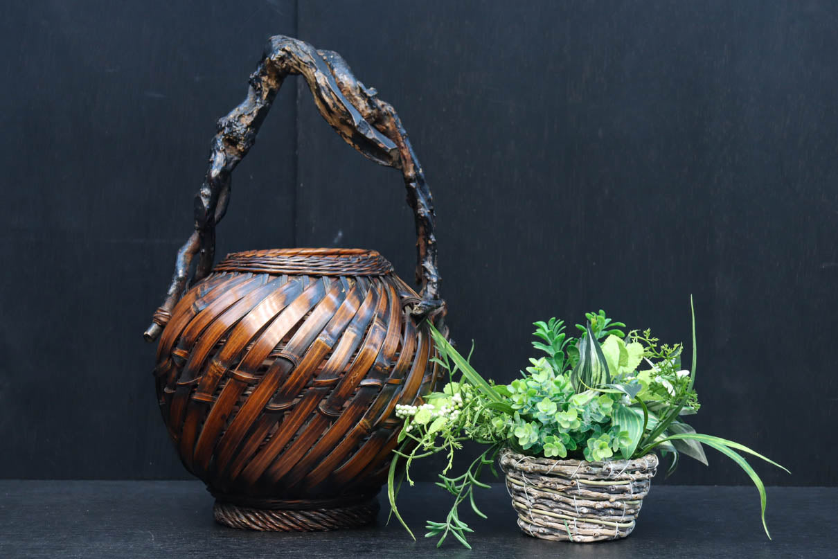 木の枝の持ち手が印象的な自然美ある花カゴ　DC8690