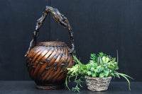 木の枝の持ち手が印象的な自然美ある花カゴ　DC8690