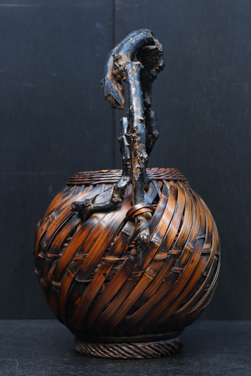 木の枝の持ち手が印象的な自然美ある花カゴ　DC8690