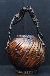 木の枝の持ち手が印象的な自然美ある花カゴ　DC8690