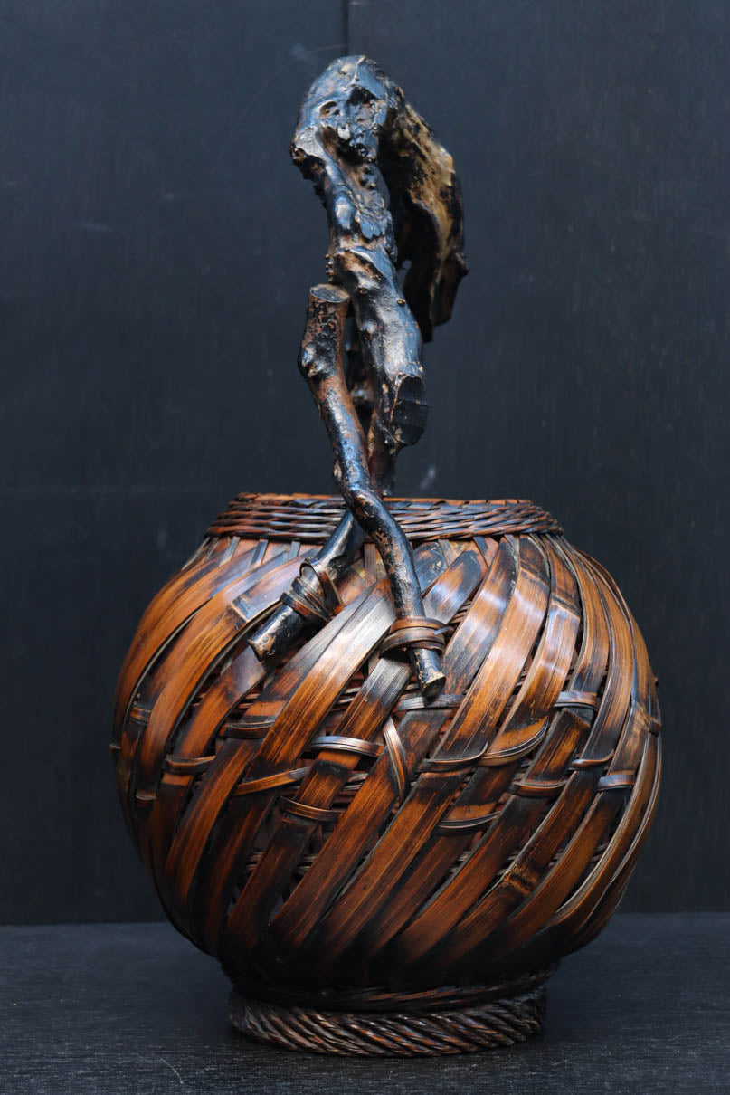 木の枝の持ち手が印象的な自然美ある花カゴ　DC8690