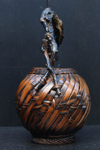 木の枝の持ち手が印象的な自然美ある花カゴ　DC8690