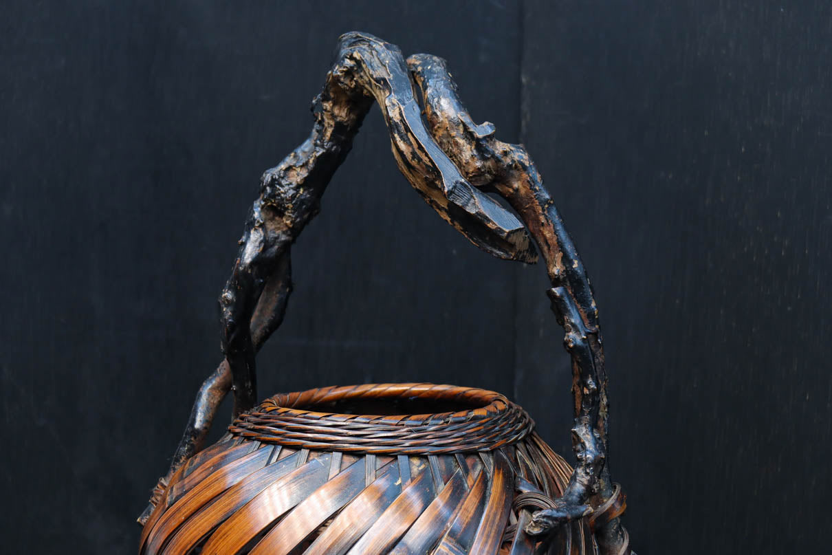 木の枝の持ち手が印象的な自然美ある花カゴ　DC8690