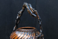 木の枝の持ち手が印象的な自然美ある花カゴ　DC8690