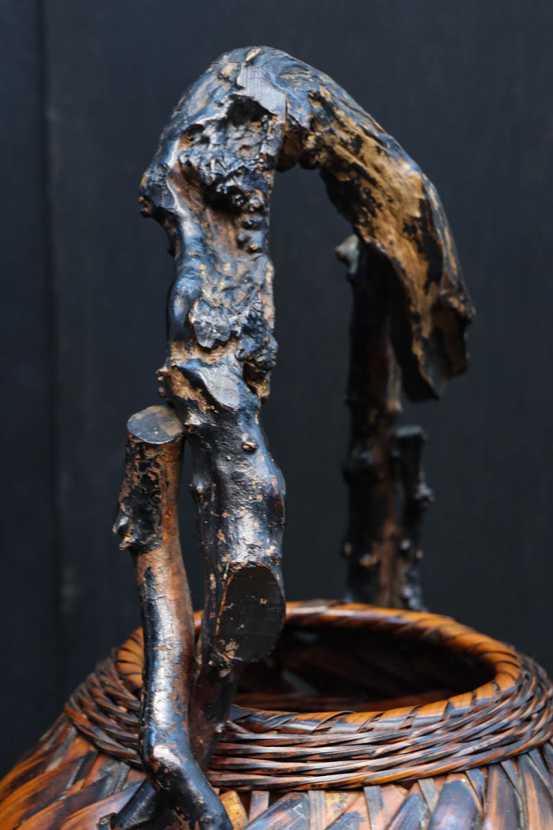 木の枝の持ち手が印象的な自然美ある花カゴ　DC8690