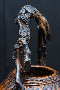 木の枝の持ち手が印象的な自然美ある花カゴ　DC8690