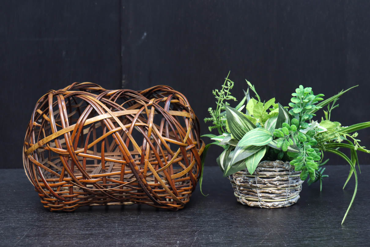 個性的な編み目で繊細な面持ちの小型な花カゴ DC8693 – 古福庵